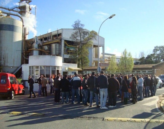 Trabajadores de Ence se concentran contra el ERE planteado por la dirección