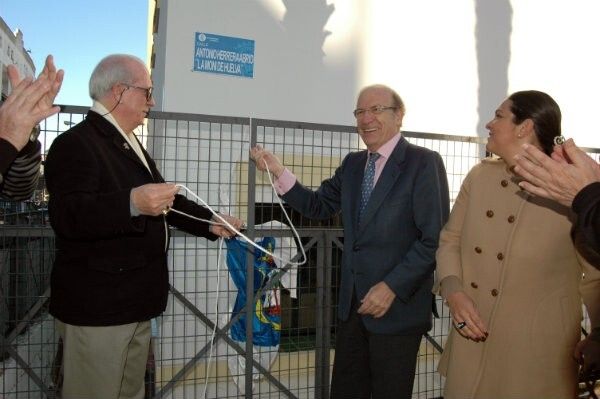 'La Moni de Huelva' ve recompensada su labor solidaria con una calle en la capital
