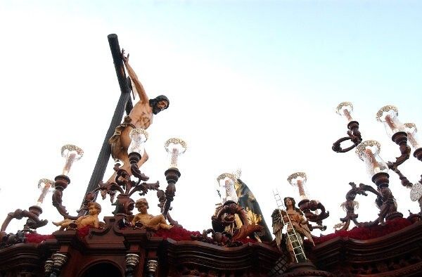 El cielo se abre en La Palma y permite al Cristo del Perdón hacer su estación de penitencia