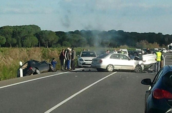 Dos fallecidos en una colisión múltiple entre tres turismos