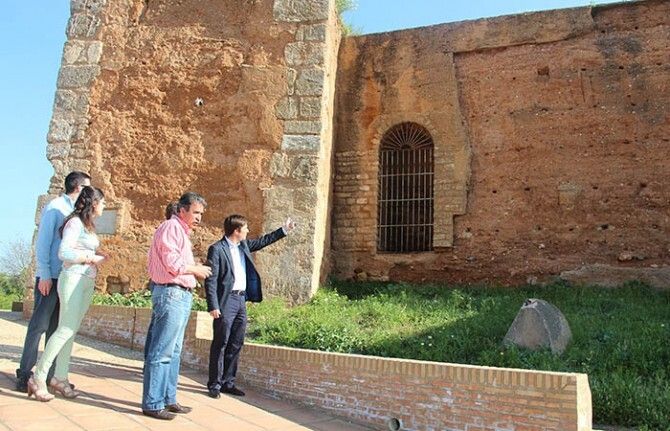 El PP exige a Junta, Diputación y Ayuntamiento un plan urgente para conservar las murallas de Niebla