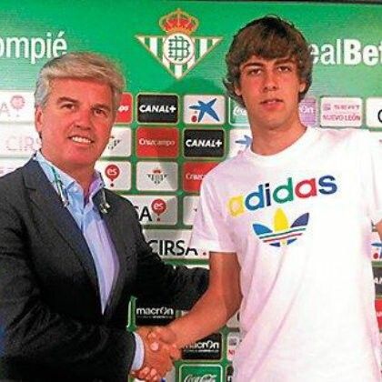 El Betis hace profesional al onubense Abeledo
