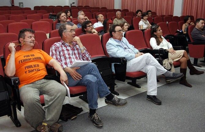 La Mesa de la Ría debate sobre el futuro del ferrocarril en la provincia
