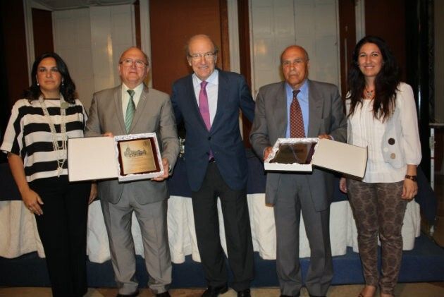 Manuel Olmedo y el Colegio Oficial de Médicos reciben un homenaje por su labor con los mayores