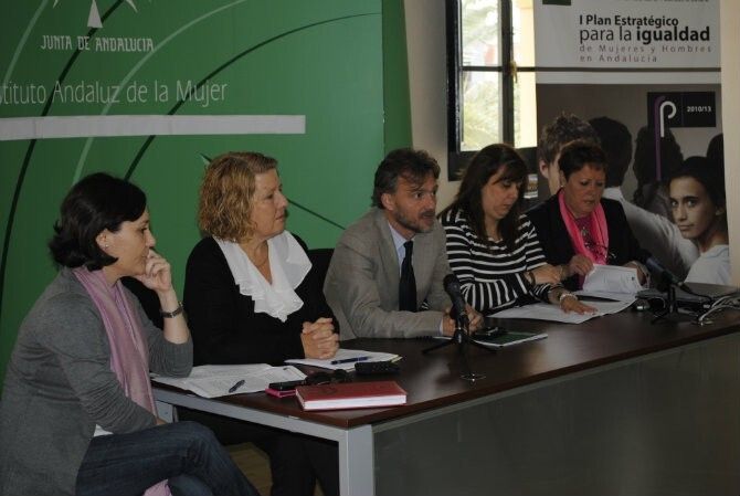 El delegado del Gobierno destaca la apuesta de la Junta de Andalucía por la igualdad de las mujeres en época de crisis