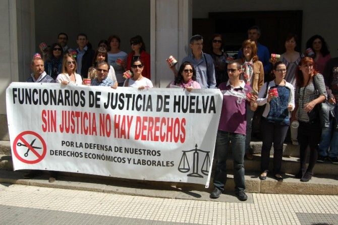 Concentración para protestar porque la administración de justicia de Huelva perderá más de 100 empleos
