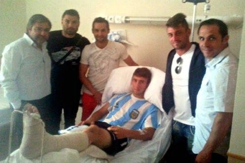 El canterano Manuel Ceballos recibe la visita de varios miembros del primer equipo