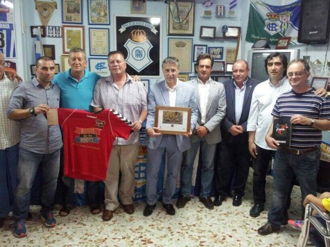 Representantes del Sheffield FC visitan la Peña Navidad