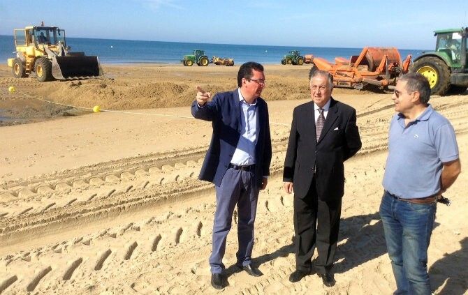 Costas asegura el buen estado de La Antilla de cara a la temporada estival