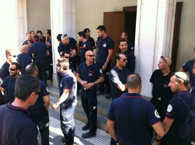 Bomberos del Consorcio se encierran en el pleno de Diputación