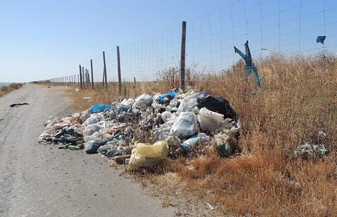 El PSOE denuncia que la basura y la falta de infraestructuras impide al Espigón convertirse 'en un referente'