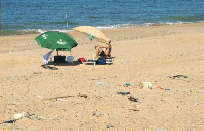El PSOE denuncia que la basura y la falta de infraestructuras impide al Espigón convertirse 'en un referente'