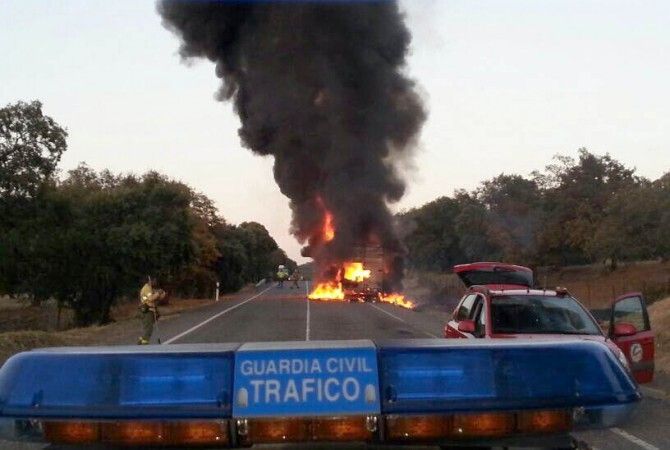 Aparatoso incendio en la Sierra de un camión de neumáticos