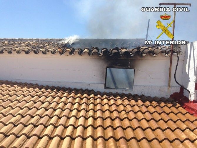 La Guardia Civil rescata a dos ancianos atrapados en una casa en llamas de Villalba del Alcor