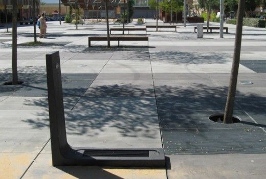 Refuerzo de la seguridad de la plaza Galaroza afianzando las zonas metálicas del pavimento