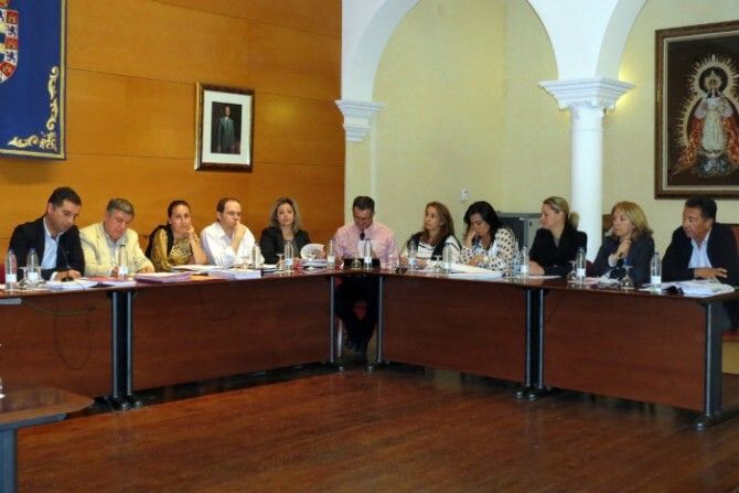 El Ayuntamiento de Moguer hace balance de su gestión para reducir a deuda municipal