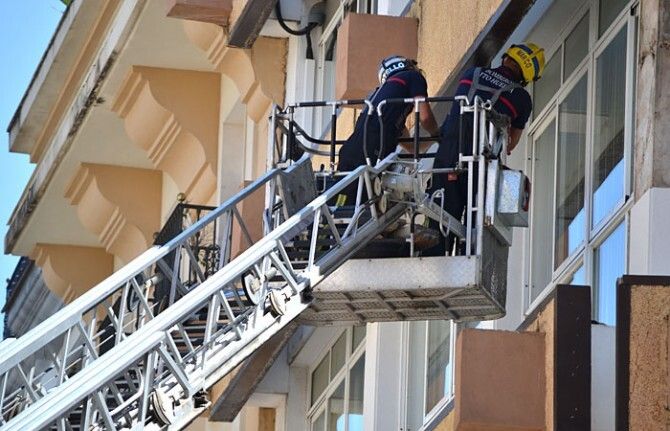 Los bomberos intervienen tras desprenderse fragmentos de una fachada en la calle La Fuente