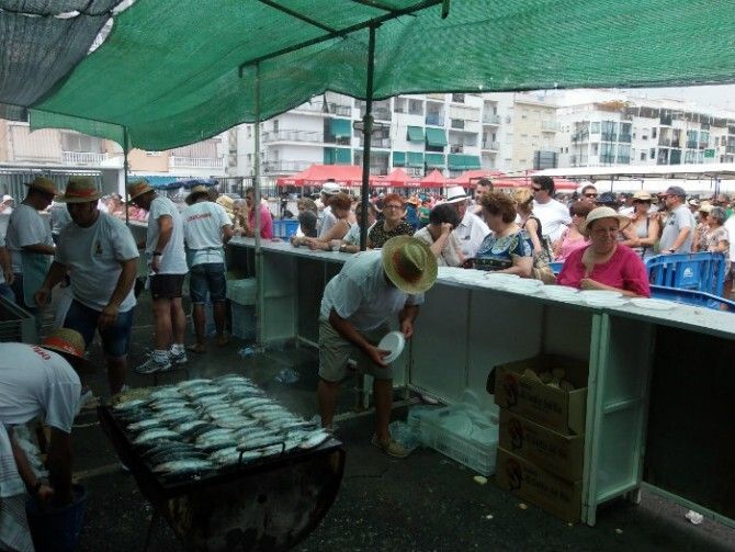 Punta disfruta con 800 kilos de sardinas y más de 40 barriles de cerveza en honor a la Virgen del Carmen