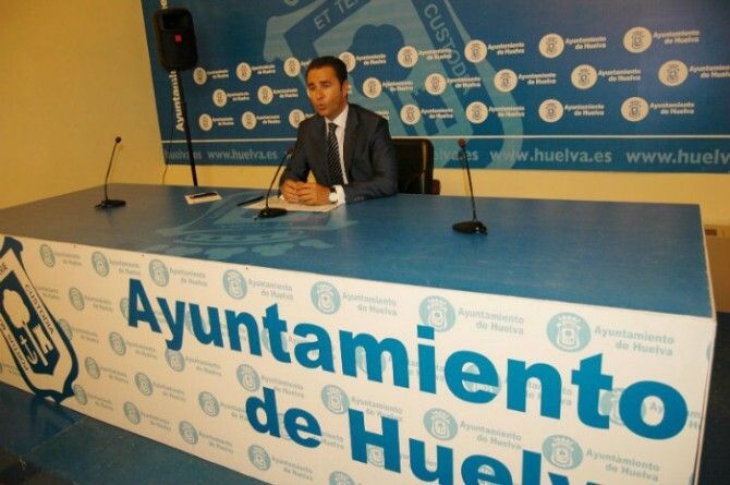 El Ayuntamiento afirma que ha logrado frenar la plaga del picudo rojo que afectaba al palmeral de la ciudad