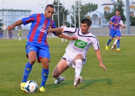 Plácido triunfo del Levante ante el Ayamonte (0-3)