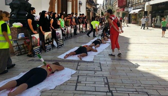 Los antitaurinos se echan a la calle en vísperas de Colombinas