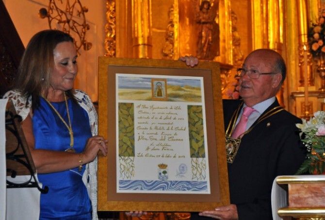 El Ayuntamiento de Isla Cristina impone la medalla de la ciudad a la imagen de la Virgen del Carmen