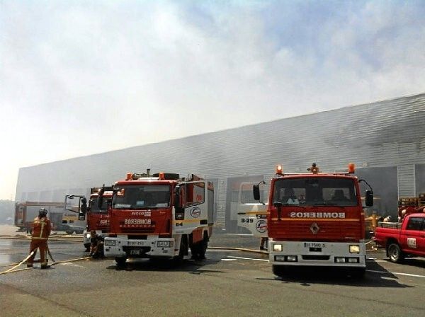 Extinguido un incendio de grandes dimensiones en una nave industrial de Niebla