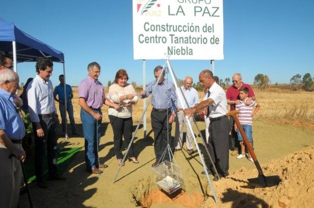 Colocada la primera piedra del tanatorio de Niebla, que estará construido en pocos meses