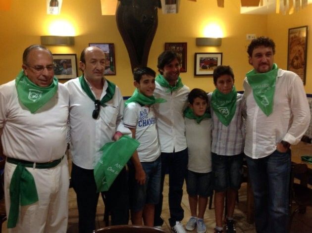 El rejoneador onubense Andrés Romero, recibido por las peñas de Huesca