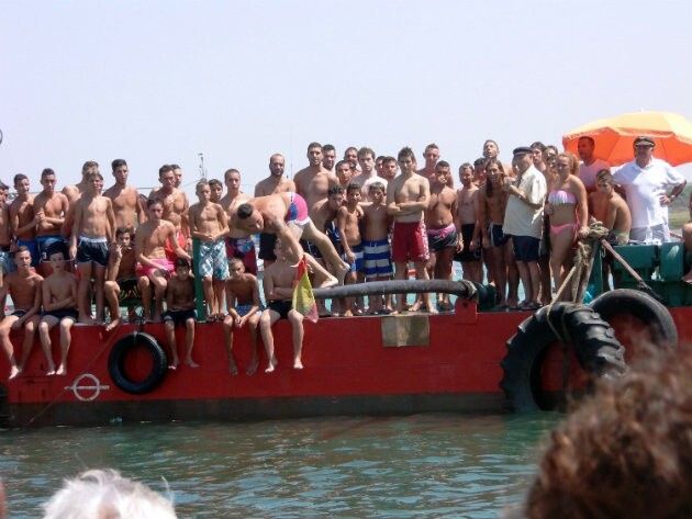 Raúl Ruiz consigue el pirmer premio de la tradicional cucaña de Punta Umbría por tercer año consecutivo