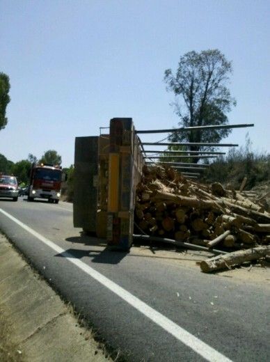 Cortada la N-435 a la altura del cruce a Calañas al volcar un camión que transportaba troncos