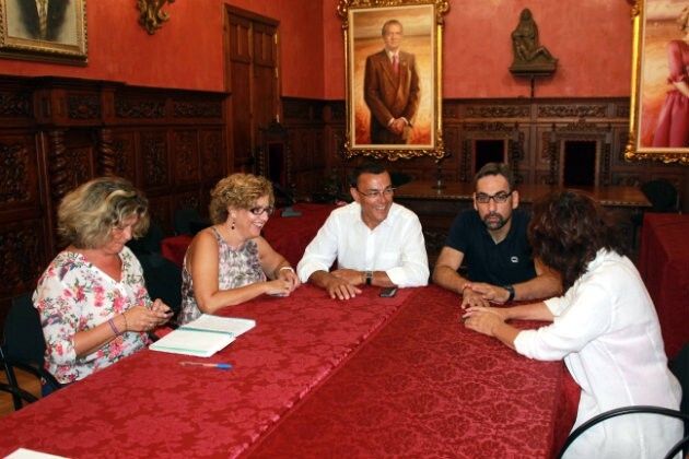 Ignacio Caraballo y el alcalde de Ayamonte repasan los proyectos de colaboración entre ambas instituciones