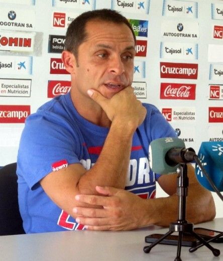 Sergi: 'Se le puede discutir el balón al Barça B, pero también correremos tras él'