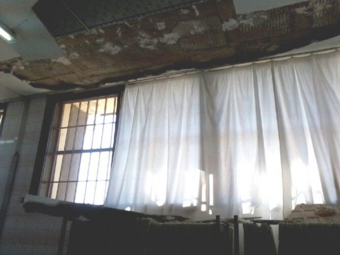Un techo del área de cocina del Hospital Infanta Elena se desploma
