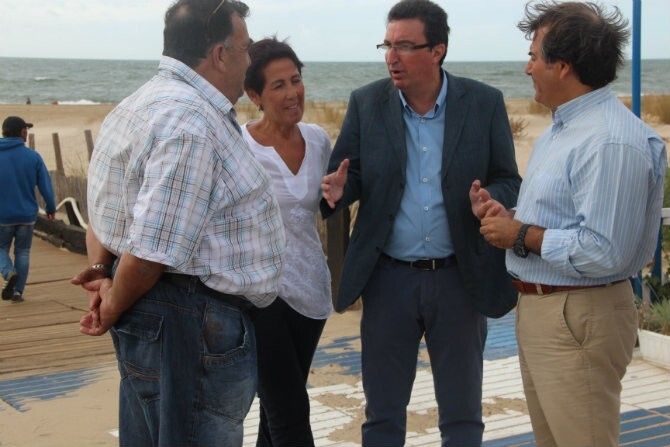 El PP hace frente común con los chiringuitos “ante el ataque del decreto del litoral de la Junta”