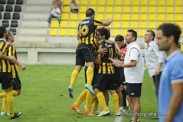 El San Roque retiene el liderato con un claro triunfo ante el Arcos (3-0)