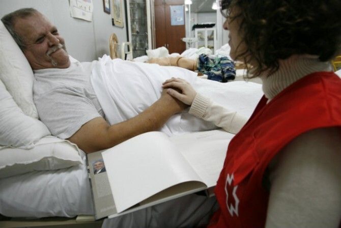 Un 12% de las personas mayores que atiende Cruz Roja tiene familia numerosa a su cargo