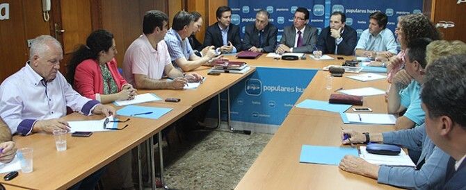 Los alcaldes del PP destacan el “esfuerzo” del Gobierno en 'premiar a Huelva' en los PGE
