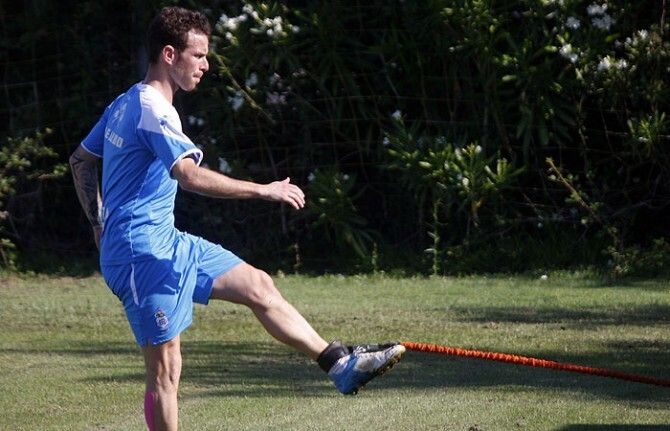 Fernando Vega, duda ante el Castilla por una sobrecarga