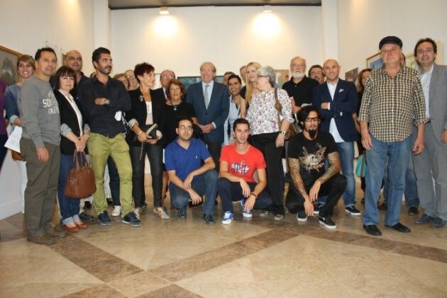 Artistas onubenses venden sus obras a cambio de carros de comida para el Banco de Alimentos