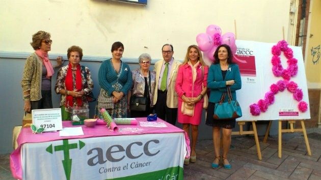 Más de 40 comercios visten su escaparate de rosa en apoyo de la lucha contra el cáncer de mama