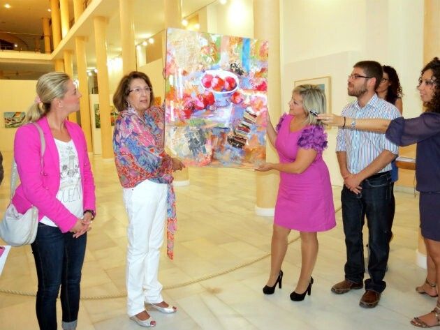Lola Guzmán llena de 'Colores' la sala de exposiciones del Teatro Felipe Godínez de Moguer