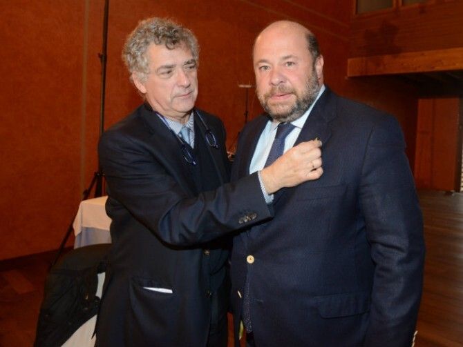 Villar impone a Comas la insignia de oro de la RFEF