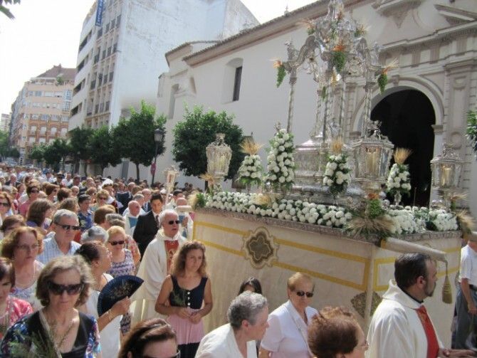 Huelva custodia a Cristo sobre romero y juncias