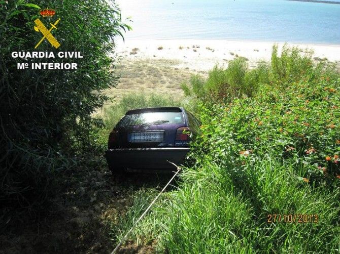 La Guardia Civil rescata en Mazagón a una mujer que estuvo a punto de precipitarse por un barranco con su coche