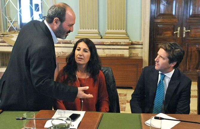 El Pleno aprueba que se retiren los carteles con contenido sexista de puticlubs