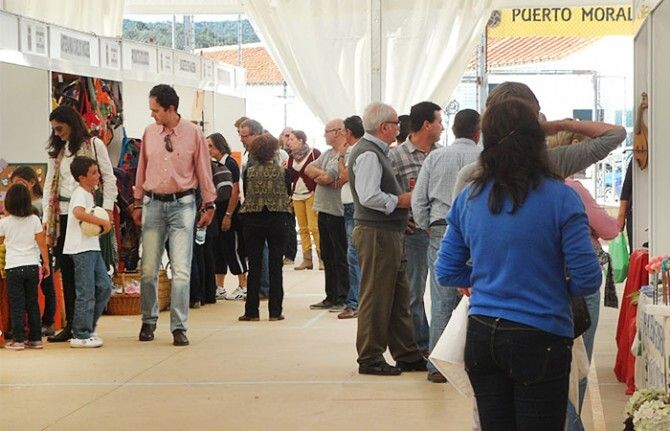 Puerto Moral disfruta de su III Mercado de Artesanía y fiesta para todos los públicos