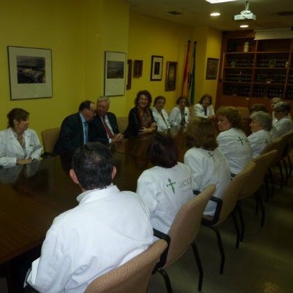 La presidenta nacional de la AECC visita el Hospital Juan Ramón Jiménez