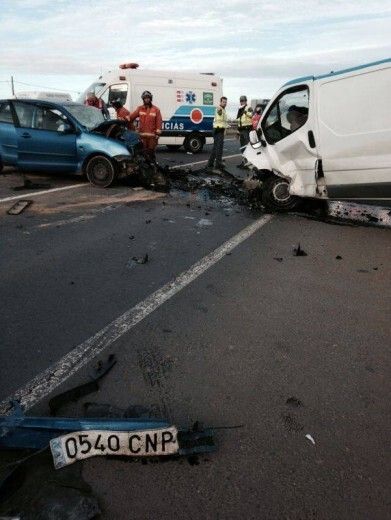 Fallece  una persona y otra resulta herida grave en la colisión entre un coche y una furgoneta