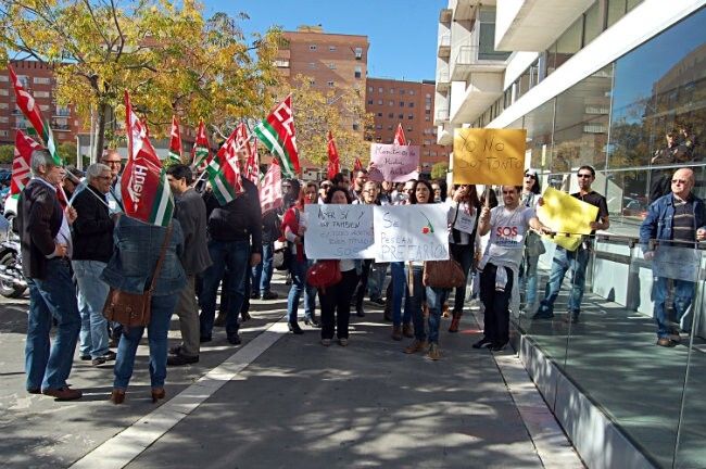 CCOO protesta ante la Junta por el despido de 31 trabajadores de 60 centros escolares de Huelva